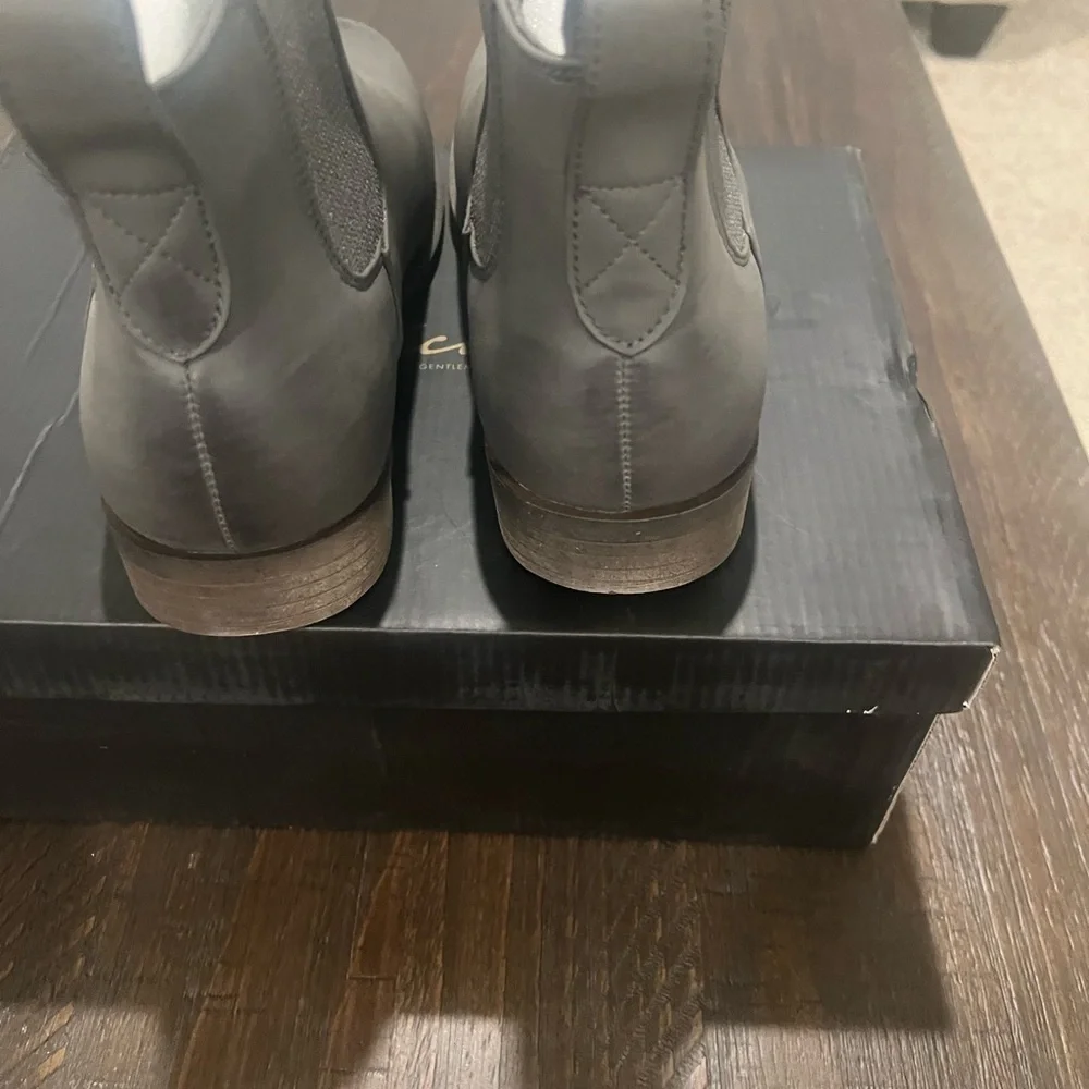 NWOT- Toecap charcoal Chelsea boot